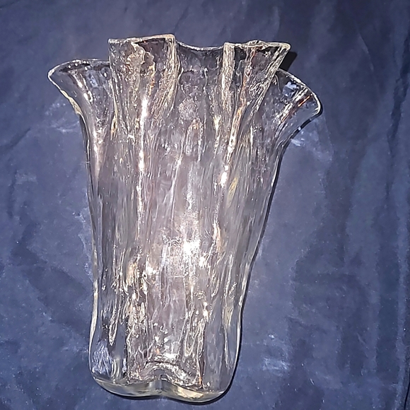 Vintage glass ruffle vase. Made in Finland 8 1/2" - Picture 4 of 4